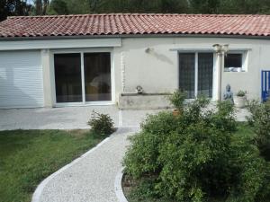 una casa con un perro sentado fuera de ella en maison à la campagne, en Villedoux