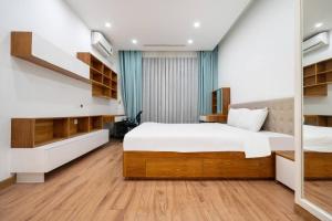 una camera con due letti e una scala di MA Home Vinhomes Royal City with 2 Bedroom a Hanoi