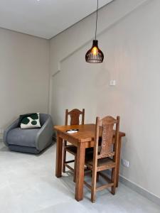 ein Esszimmer mit einem Tisch, Stühlen und einem Sofa in der Unterkunft Condomínio Pickler in Juquei
