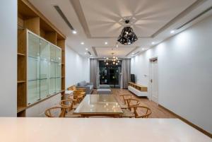 una sala da pranzo con tavolo e sedie di MA Home Vinhomes Royal City with 2 Bedroom a Hanoi