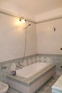 een badkamer met een bad en een toilet bij Sosta in Sila in Spezzano Piccolo