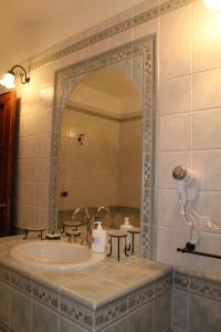 een badkamer met een wastafel en een spiegel bij Sosta in Sila in Spezzano Piccolo