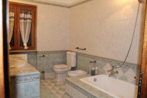 een badkamer met een toilet, een bad en een wastafel bij Sosta in Sila in Spezzano Piccolo