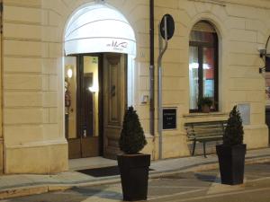 un edificio con due alberi in vaso di fronte di Albergo Ma.Re a Popoli