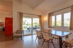 a dining room with a table and chairs at Résidence Marina Rossa in Porto-Vecchio