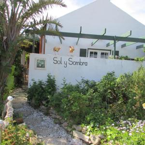 ein Haus mit einem Schild, das so j sonino liest in der Unterkunft Sol Y Sombra in Bettyʼs Bay