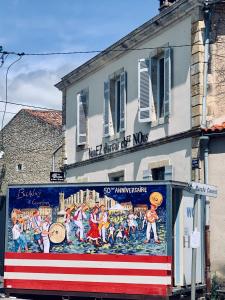 コンドンにある" Venez DormiR Chez Nous " #Condom#Gascogne#d'Artagnan#Armagnac#Le Bonheur est dans le GERSの壁画のある建物