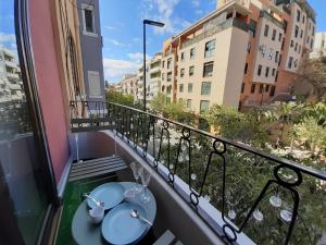 un balcon avec une table et des verres sur un balcon dans l'établissement Good Energy Rooms, à Alicante