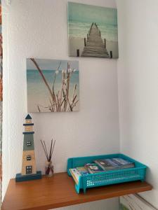 a shelf with a lighthouse and a picture on a wall at Océano Fuerte in Costa de Antigua