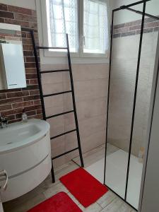 ein Badezimmer mit Dusche, Badewanne und Waschbecken in der Unterkunft Gîte et Chambre d'hôte Entre Tilleul et Agrumes in Vinassan