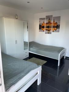 a bedroom with two twin beds and a cabinet at Ferienwohnung mit Fußbodenheizung nahe Messe, gratis Parkplatz und Abstellplatz E - Bike in Hannover