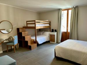 1 dormitorio con 2 literas y 1 cama en Camere di Bianca, en Foligno