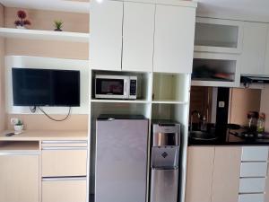 Η κουζίνα ή μικρή κουζίνα στο Agrippina Rooms T a m a n Melati Apartement near Malioboro