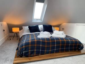 sypialnia z łóżkiem z ręcznikami w obiekcie Cosy Valley-View Cottage - Hot Tub, Free Parking, Countryside Views w mieście Barham