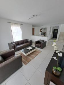 uma sala de estar com dois sofás e uma mesa em Spacious family friendly 3-Bed Villa Dunas Resort em Santa Maria