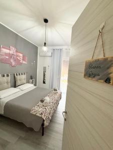 ein Schlafzimmer mit einem großen Bett in einem Zimmer in der Unterkunft Rosaria's Home in Brindisi