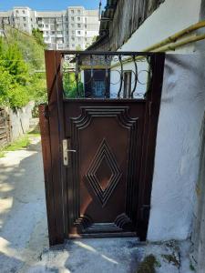 una puerta de madera marrón con balcón en un edificio en Small Home, en Chişinău