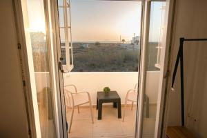 Balkón nebo terasa v ubytování Afrathias Beachhouse - Cretan Hideaway
