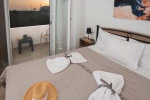 Postel nebo postele na pokoji v ubytování Afrathias Beachhouse - Cretan Hideaway