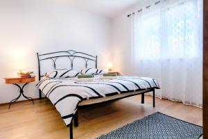 Un dormitorio con una cama grande y una ventana en Kut, en Vis
