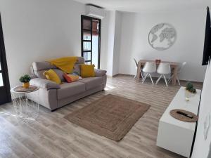 sala de estar con sofá y mesa en Solera, en Jerez de la Frontera