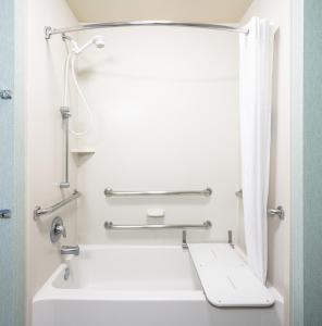 y baño con ducha, bañera y aseo. en Hampton Inn and Suites - Lincoln Northeast, en Lincoln