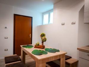 Villa Citrus في ريفا ديل غاردا: طاولة عليها نبات في غرفة