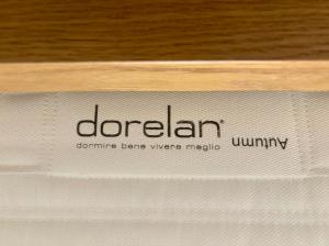 una caja con el nombre de Dorzan escrito en ella en Camere di Bianca, en Foligno