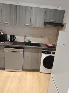 una cocina con fregadero y lavavajillas en jolie maison neuve - malisone -, en Pont-Sainte-Maxence