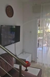 En tv och/eller ett underhållningssystem på Aphrodite beachresort apartments