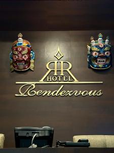 甘托克的住宿－HOTEL RENDEZVOUS，酒店客房墙上的标志