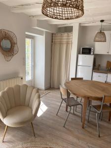 una cucina e una sala da pranzo con tavolo e sedie di Maison 10km du puy du fou 50 m2 a Mortagne-sur-Sèvre