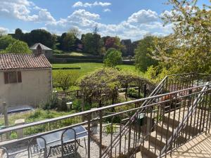 una vista sul giardino dal balcone di una casa di Maison 10km du puy du fou 50 m2 a Mortagne-sur-Sèvre