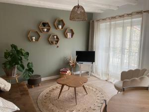 un soggiorno con tavolo e TV di Maison 10km du puy du fou 50 m2 a Mortagne-sur-Sèvre
