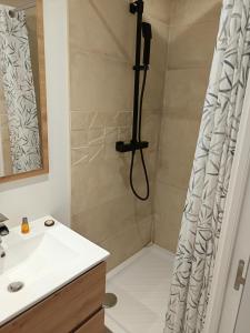 Un baño con ducha con cortina de ducha. en jolie maison neuve - malisone -, en Pont-Sainte-Maxence