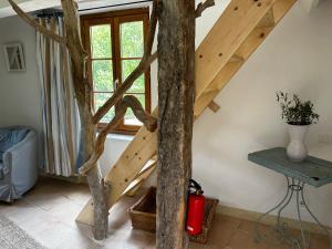 eine Holztreppe in einem Zimmer mit Fenster in der Unterkunft Mymoustiers in Moustiers-Sainte-Marie