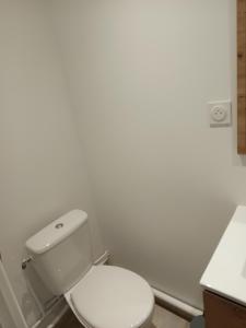 a bathroom with a white toilet in a room at jolie maison neuve - malisone - in Pont-Sainte-Maxence