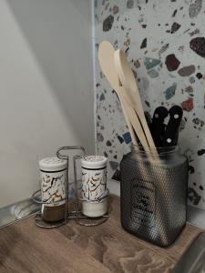 Příslušenství pro přípravu čaje a kávy v ubytování Mia Lake Apartament