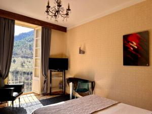 PeyreleauにあるErmitage de Peyreleauのベッドルーム1室(ベッド1台、景色を望む窓付)