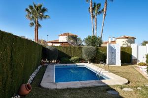 une piscine dans la cour d'une maison dans l'établissement Villa Amapola by ON Travel, à Oliva 9 autres photos