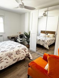 1 dormitorio con cama, espejo y escritorio en Moderno Piso en Puerto Sagunto, en Puerto Sagunto