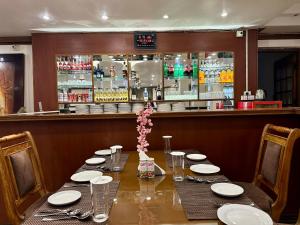 un tavolo in un ristorante con un tavolo per cena di HOTEL RENDEZVOUS a Gangtok
