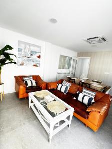 sala de estar con sofá de cuero y mesa en Moderno Piso en Puerto Sagunto, en Puerto Sagunto