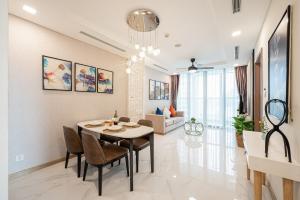 - une salle à manger et un salon avec une table et des chaises dans l'établissement ANGIA Luxury Apartment inside Landmark 81 Tower, à Hô-Chi-Minh-Ville