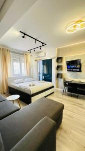 ein großes Schlafzimmer mit einem Bett und einem Klavier in der Unterkunft Studio Apartment 24/7 Self Check-in in Tirana