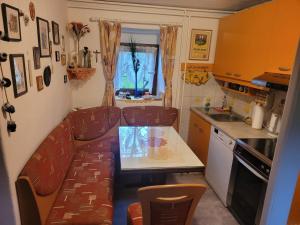 eine Küche mit einem Sofa und einem Tisch in der Küche in der Unterkunft Apartma Vida in Videm pri Ptuju