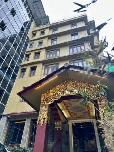 un edificio con un arco di fronte a un edificio di HOTEL RENDEZVOUS a Gangtok