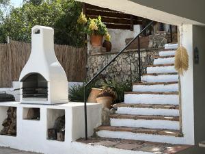 un juego de escaleras con un horno de pizza en un patio en TERRAVU en Sant Pere de Ribes