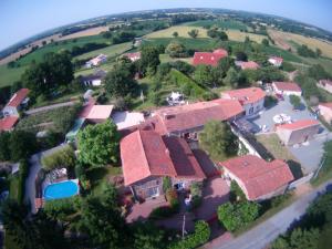 eine Luftaufnahme eines Hauses mit Garten in der Unterkunft GITE la Rocaille in Sevremont