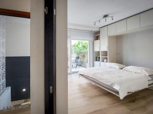 um quarto com uma cama grande e uma janela grande em Villa Citrus em Riva del Garda